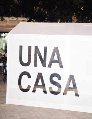 UNA CASA